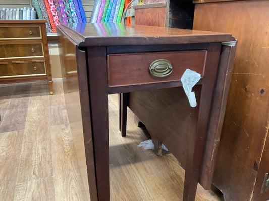 Antique Mahogany Pembrook Drop Leaf Table