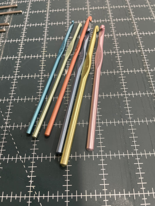 Set of 6 pre-owned crochet hooks