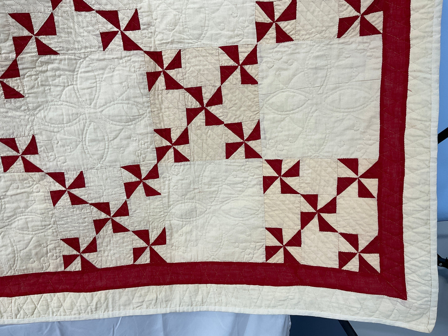 Red and cream pinwheel quilt