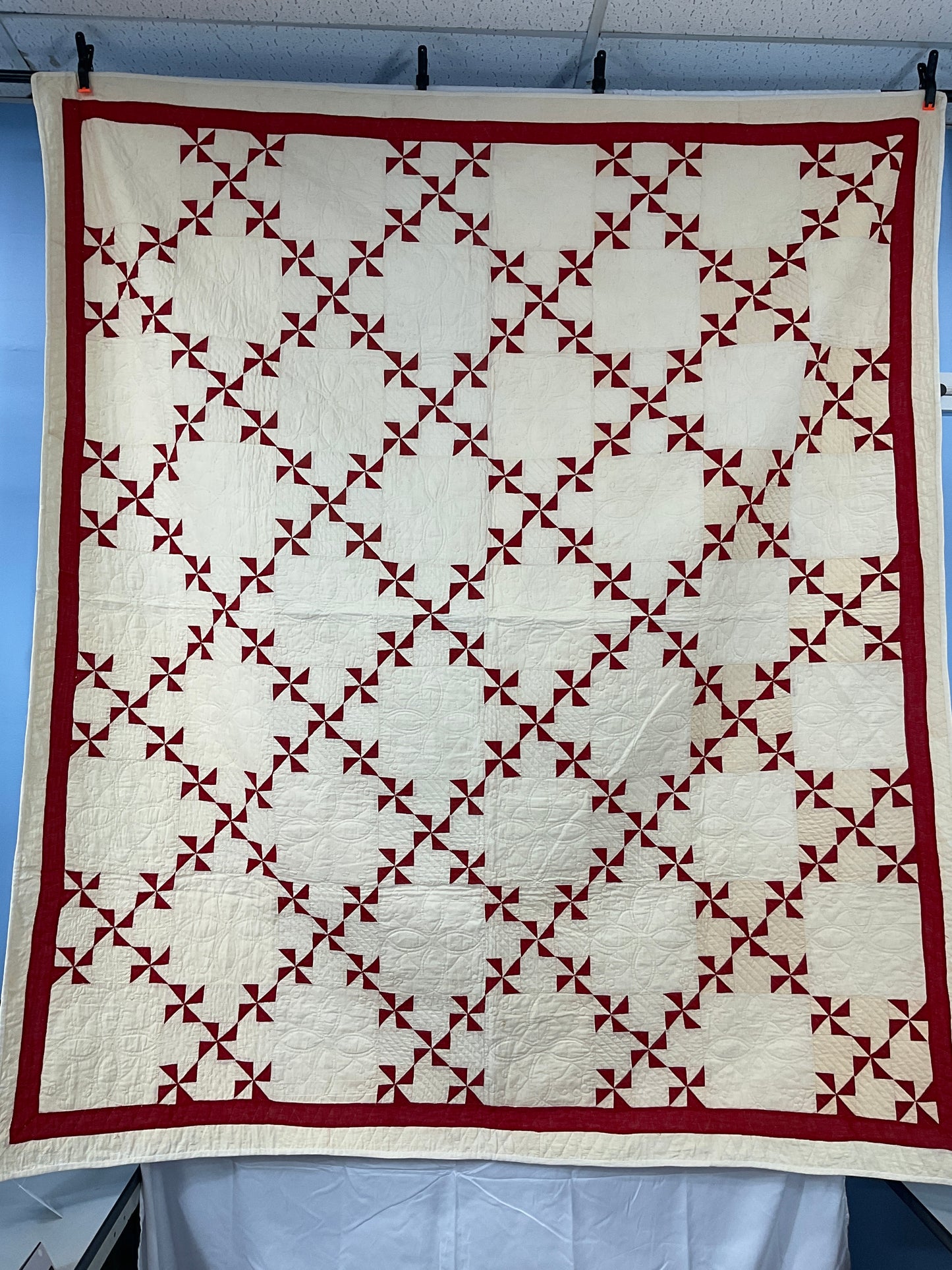 Red and cream pinwheel quilt