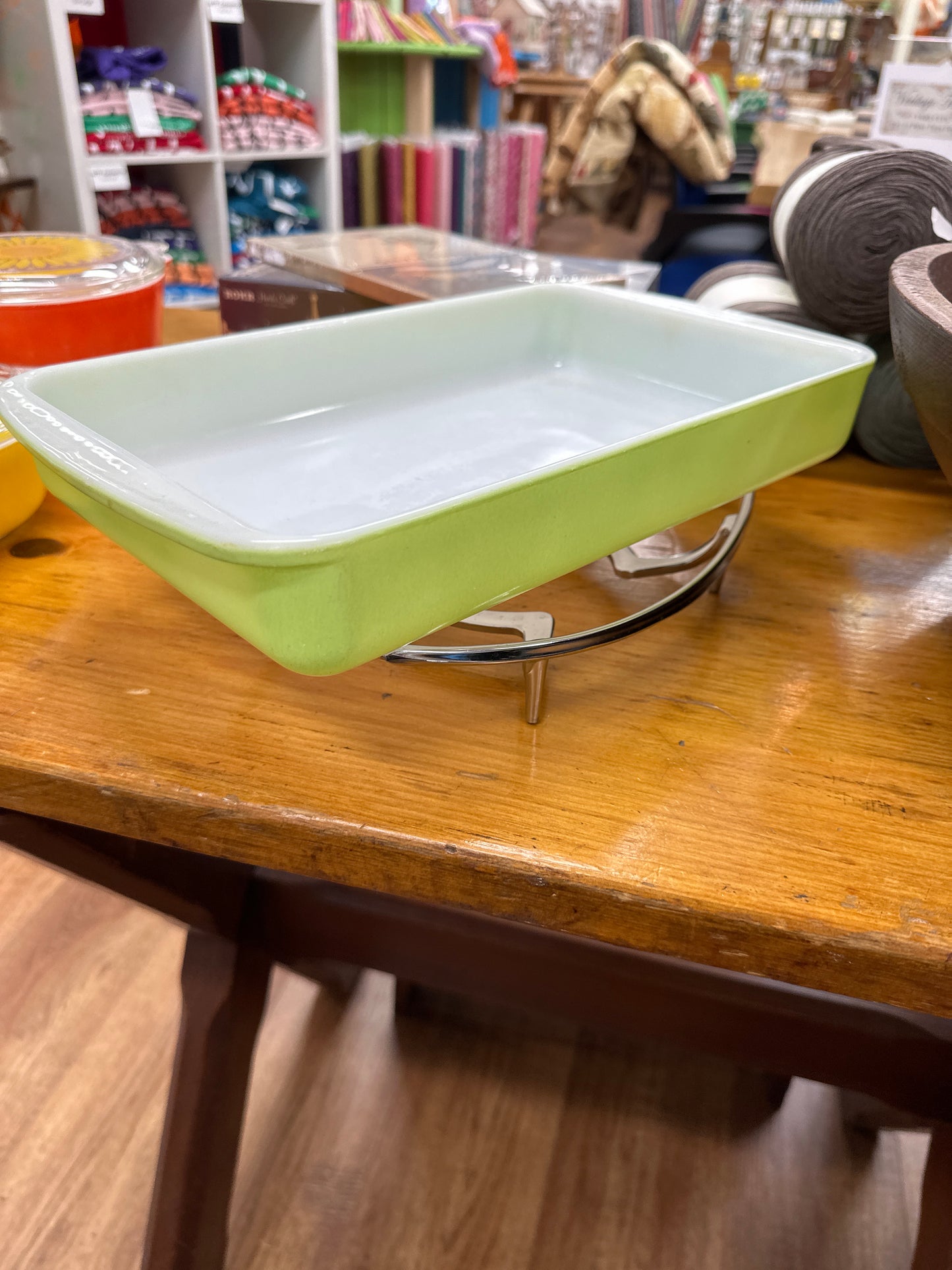 vintage Lime Green Pyrex 2-quart glass baking dish w wire cradle,