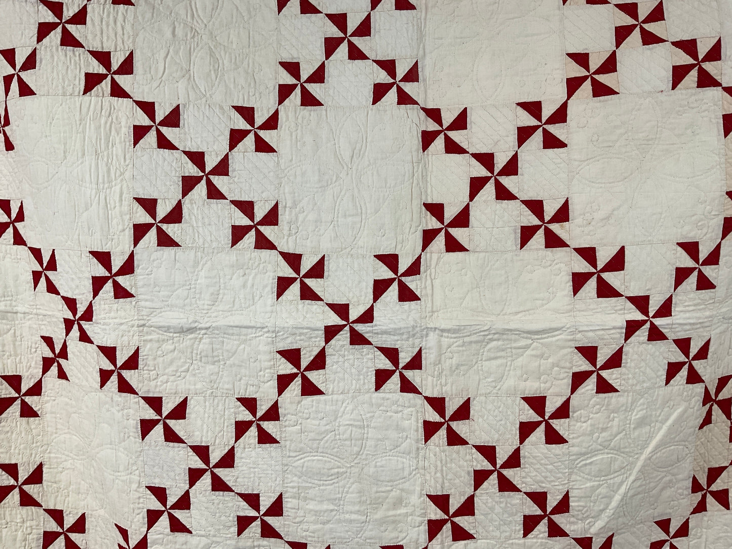 Red and cream pinwheel quilt