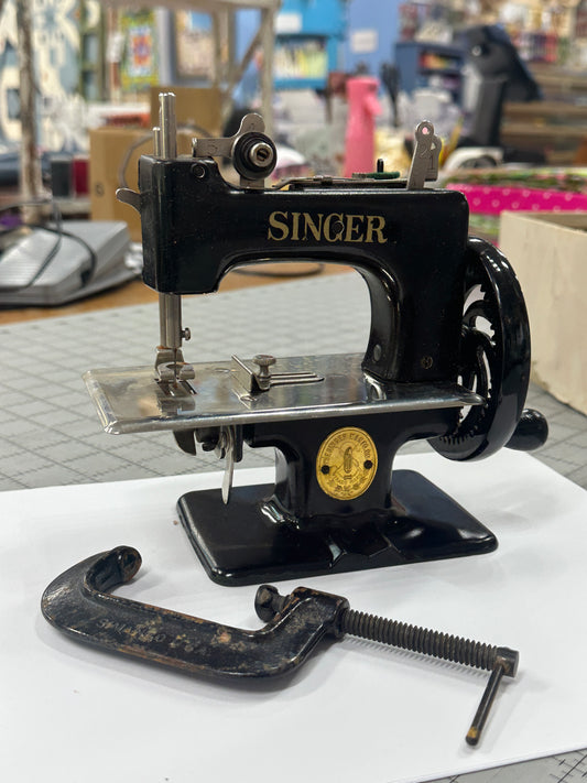 Singer Sewhandy Model 20 - Black - 1952